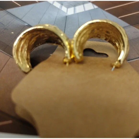 Thick, ridged gold tone hoop earrings - Picture 4 of 4